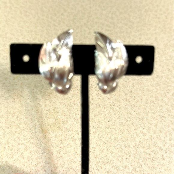 Vintage Kramer silver tone leaf shaped clip on earrings (400) - Picture 1 of 5